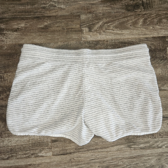 Vineyard Vines Terry Shorts - Picture 3 of 4